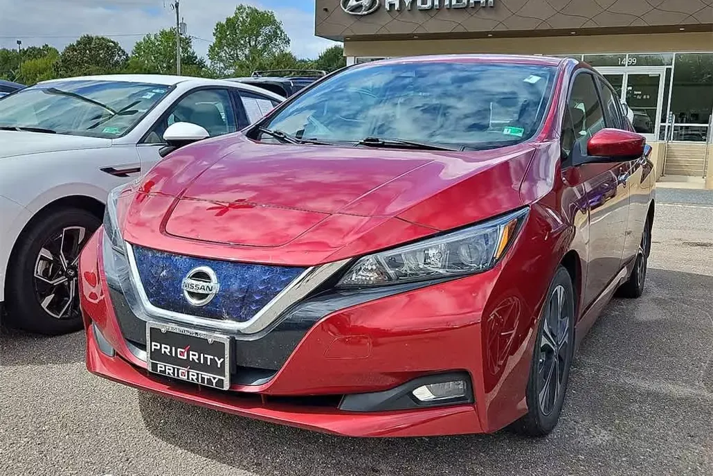 2022 Nissan Leaf SV photo 1