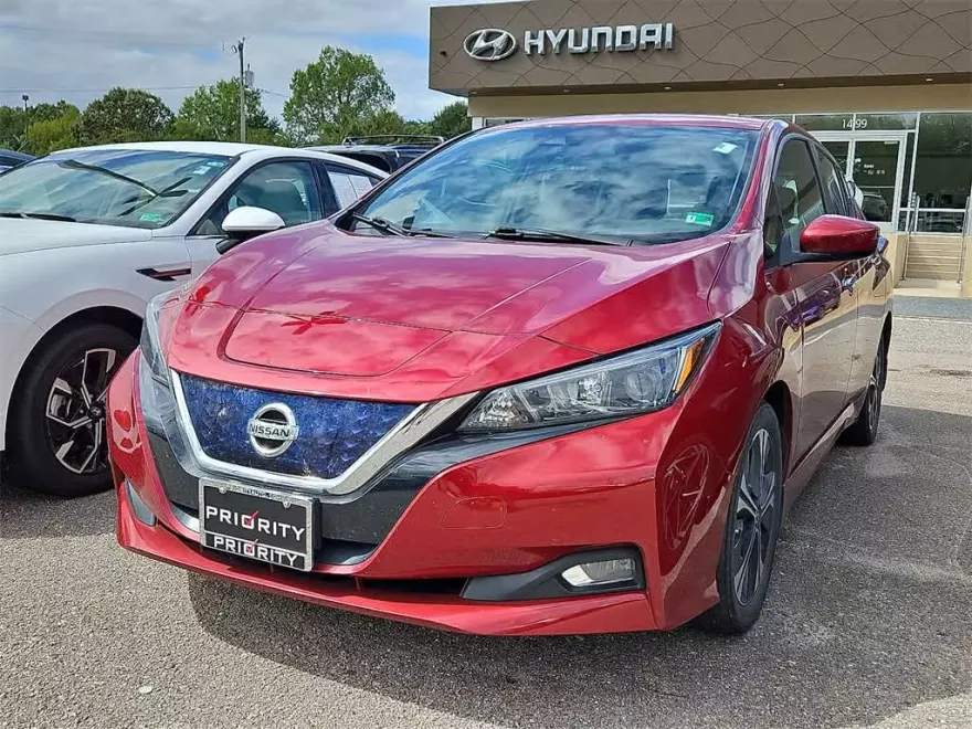 2022 Nissan Leaf SV photo 1