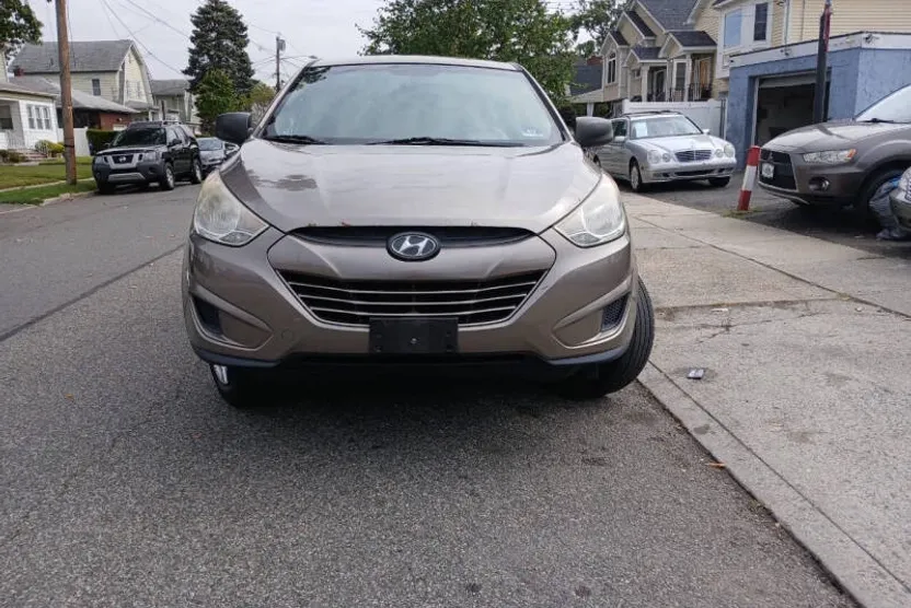 2012 Hyundai Tucson GL photo 1