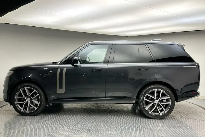 2025 Land Rover Range Rover SE photo 1