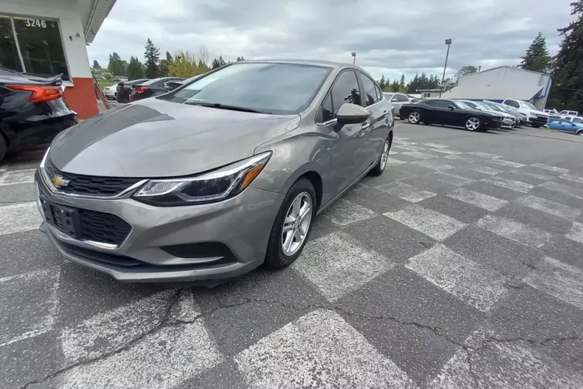 2018 Chevrolet Cruze LT photo 1