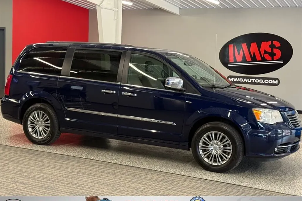 2013 Chrysler Town & Country photo 1