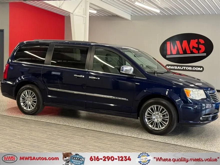2013 Chrysler Town & Country photo 1