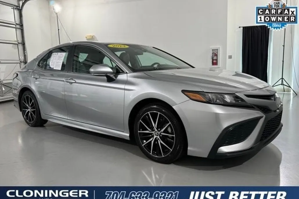 2023 Toyota Camry SE photo 1