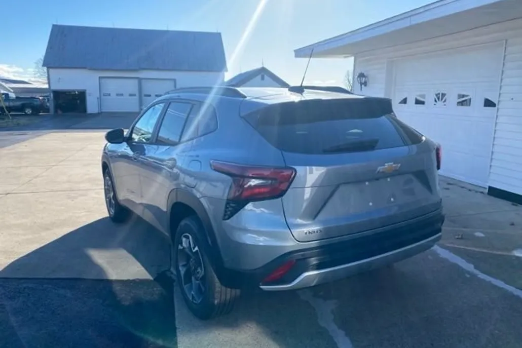 2025 Chevrolet Trax LT photo 1