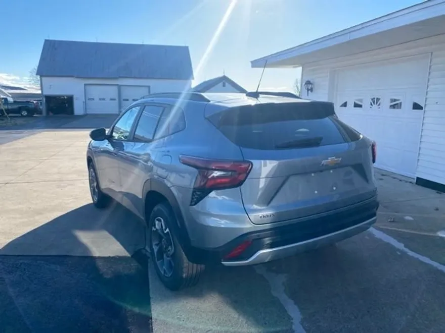 2025 Chevrolet Trax LT photo 1