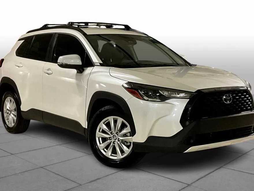 2024 Toyota Corolla Cross LE photo 1