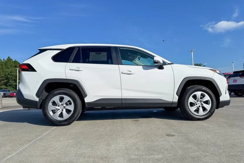 2024 Toyota RAV4 LE photo 1