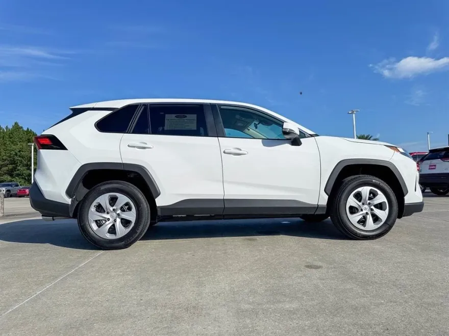 2024 Toyota RAV4 LE photo 1