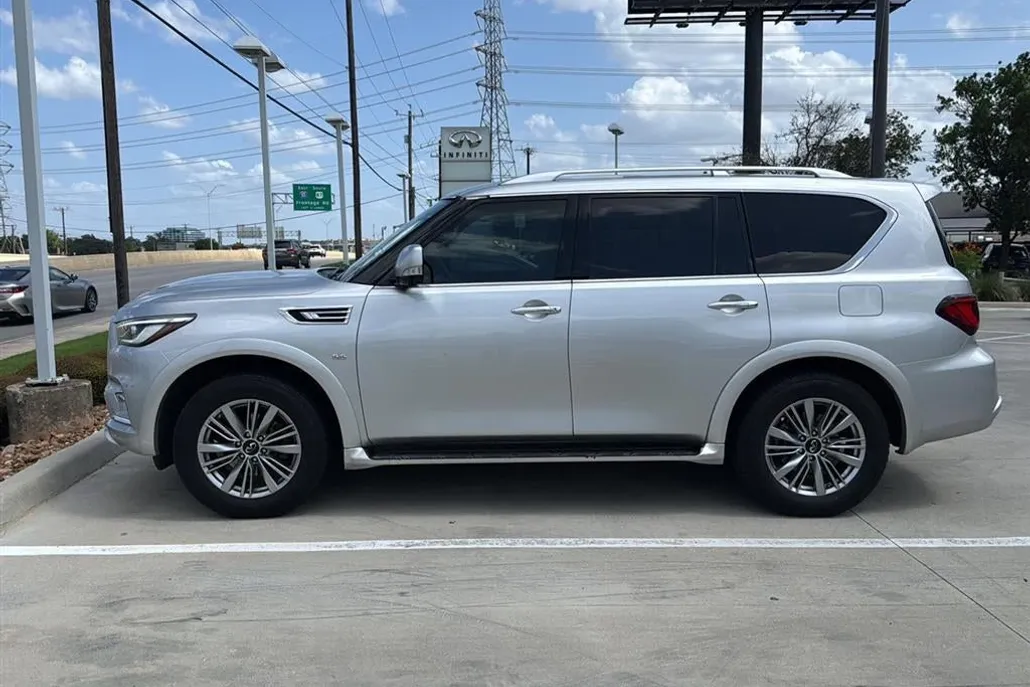 2019 Infiniti QX80 Luxe photo 1