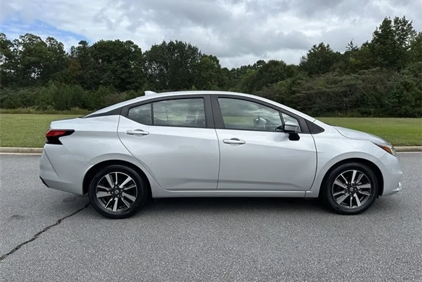 2021 Nissan Versa 1.6 SV photo 1