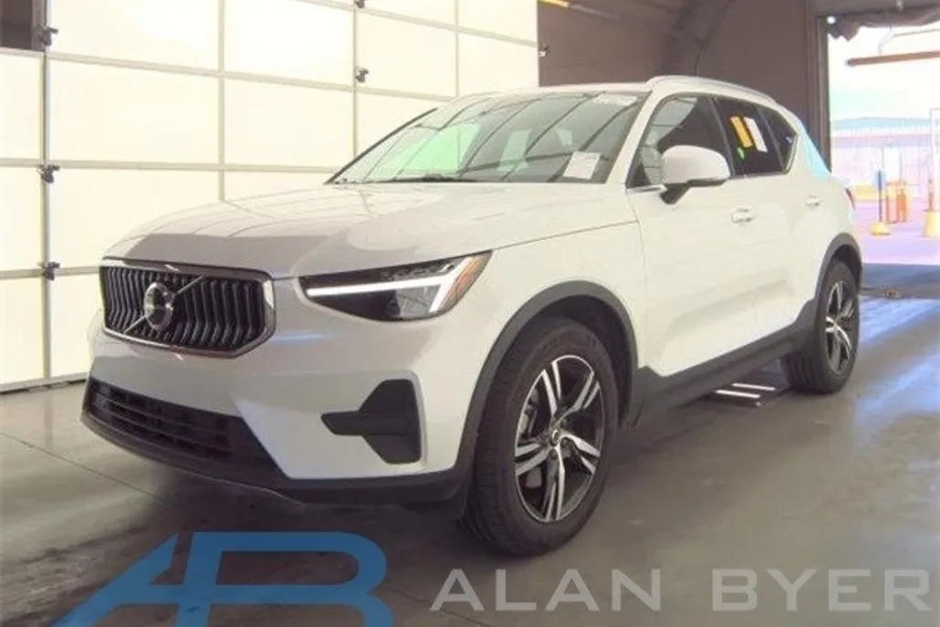 2025 Volvo XC40 Core photo 1