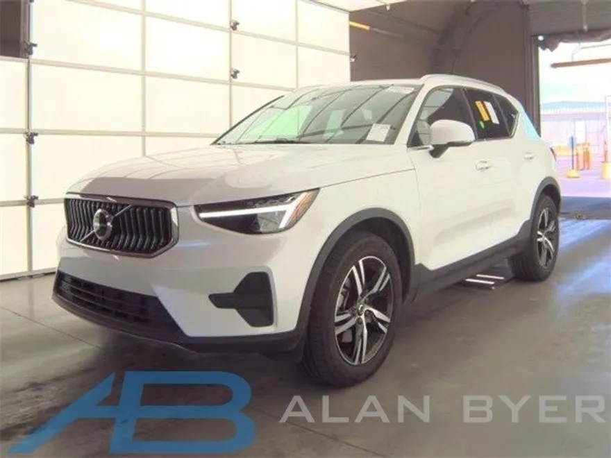 2025 Volvo XC40 Core photo 1