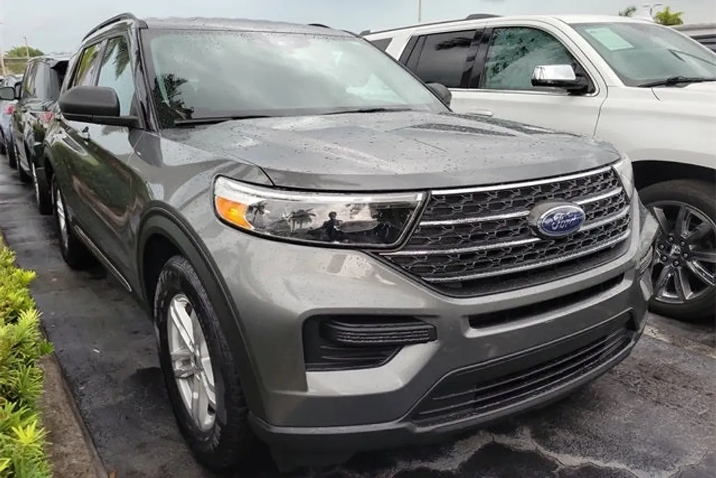2023 Ford Explorer XLT photo 1