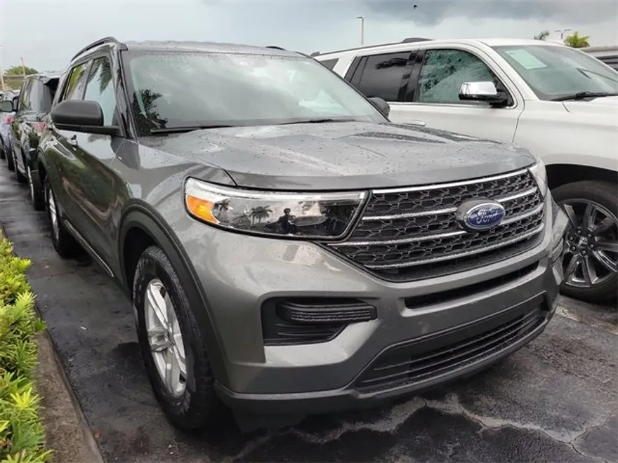 2023 Ford Explorer XLT photo 1