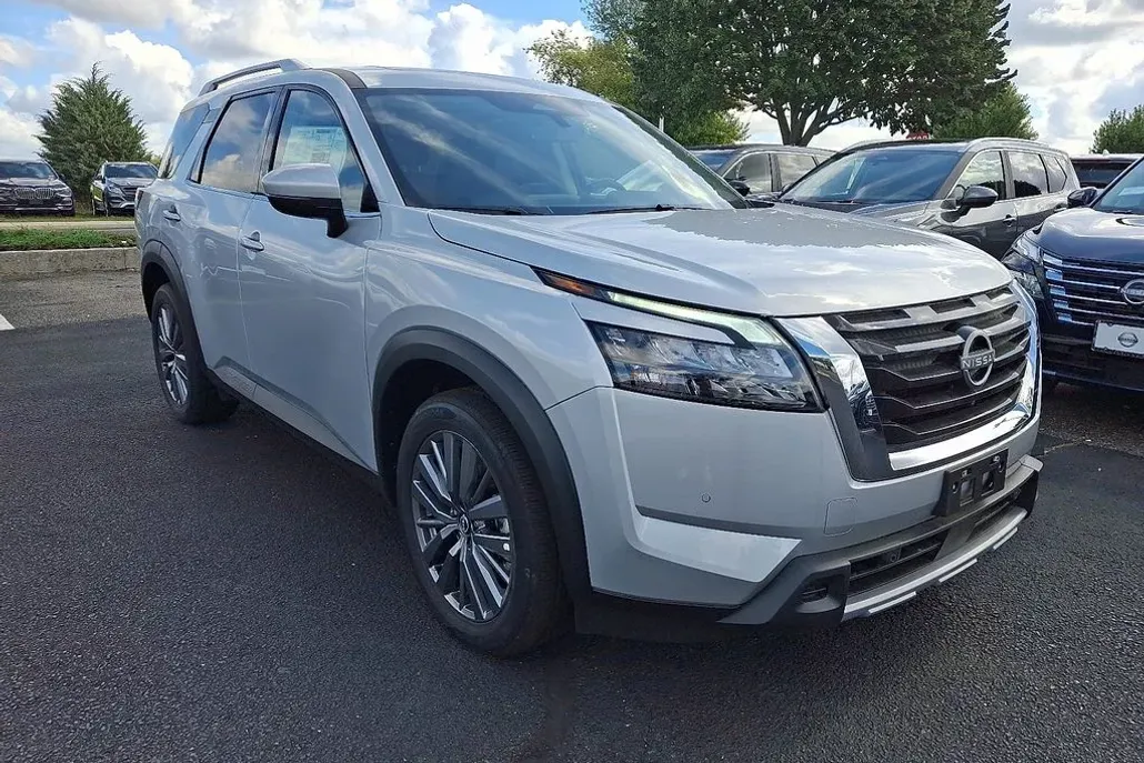 2025 Nissan Pathfinder SL photo 1