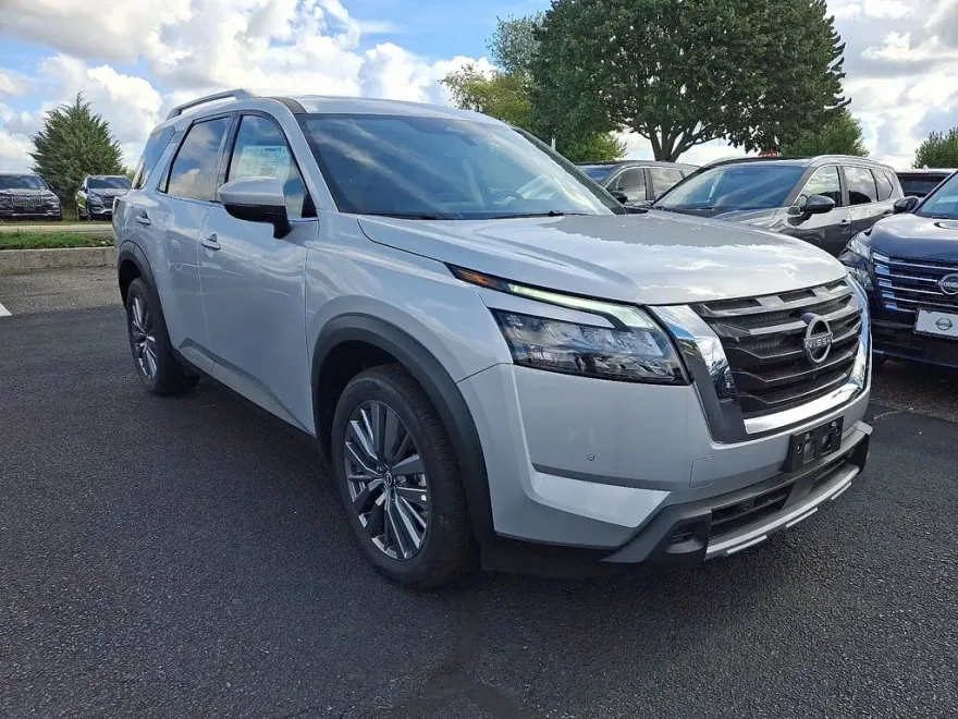 2025 Nissan Pathfinder SL photo 1
