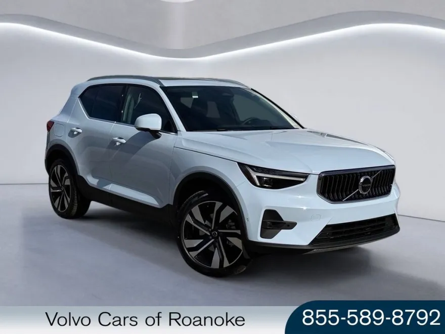 2025 Volvo XC40 photo 1