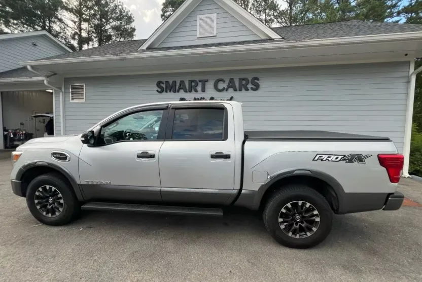 2017 Nissan Titan Crew Cab PRO-4X photo 1