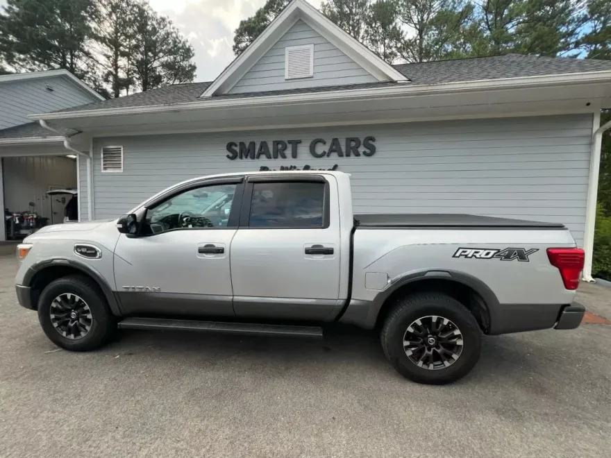 2017 Nissan Titan Crew Cab PRO-4X photo 1