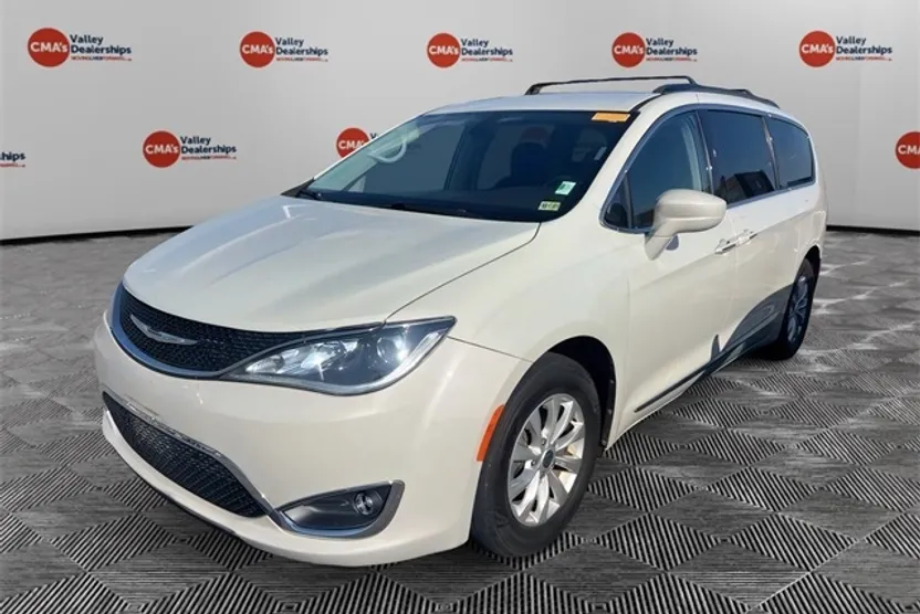2017 Chrysler Pacifica Touring L photo 1
