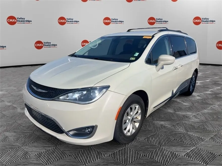 2017 Chrysler Pacifica Touring L photo 1