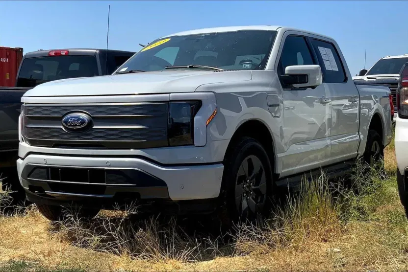2023 Ford F-150 Lightning Lariat photo 1