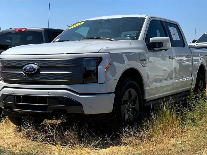 2023 Ford F-150 Lightning Lariat photo 1