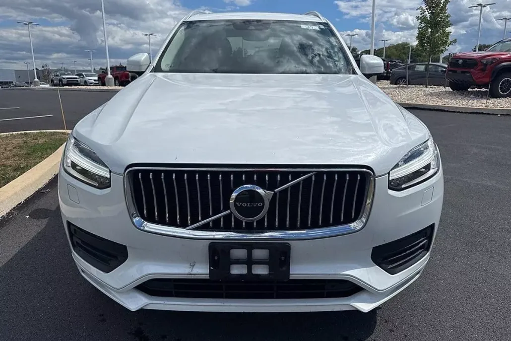 2021 Volvo XC90 T5 AWD Momentum photo 1