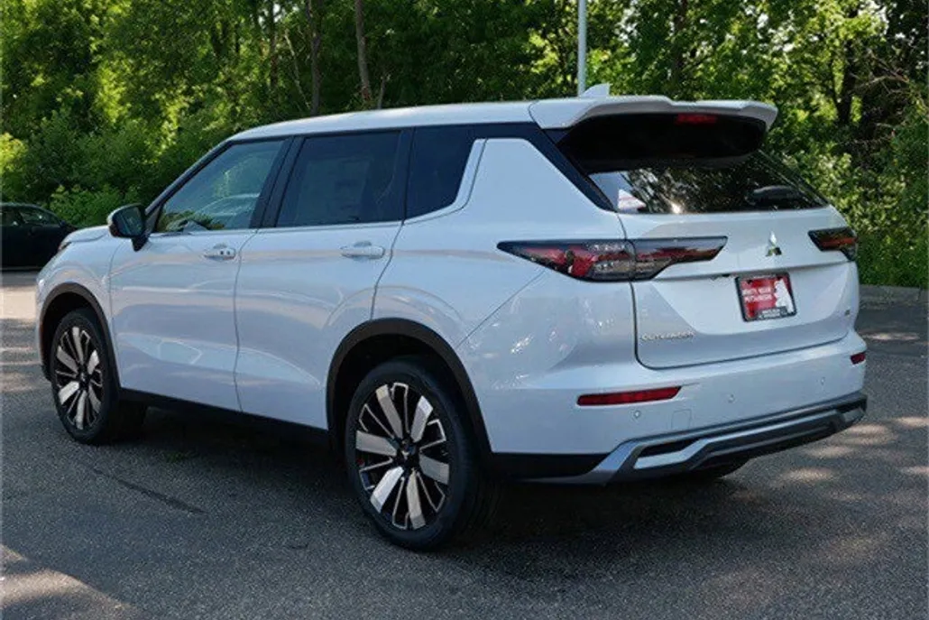 2025 Mitsubishi Outlander SE photo 1
