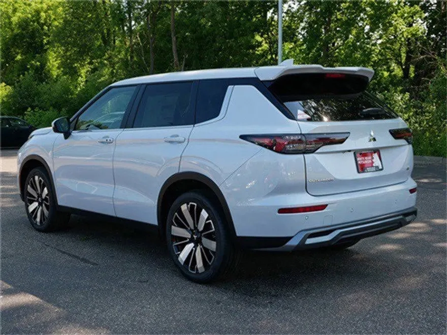 2025 Mitsubishi Outlander SE photo 1