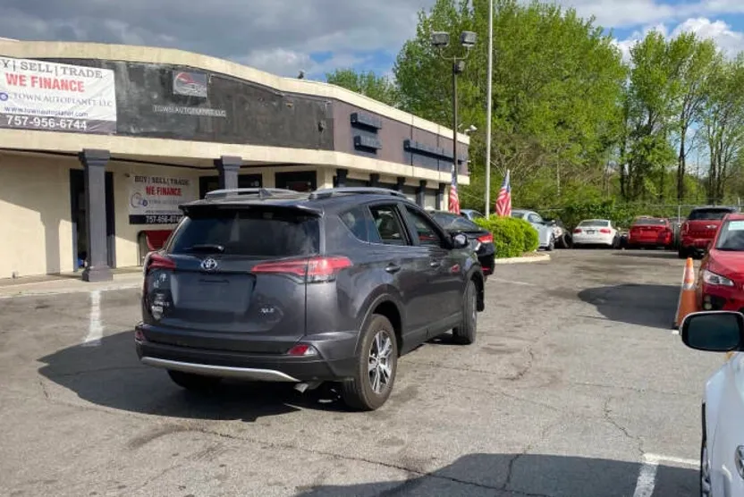 2018 Toyota RAV4 XLE photo 1