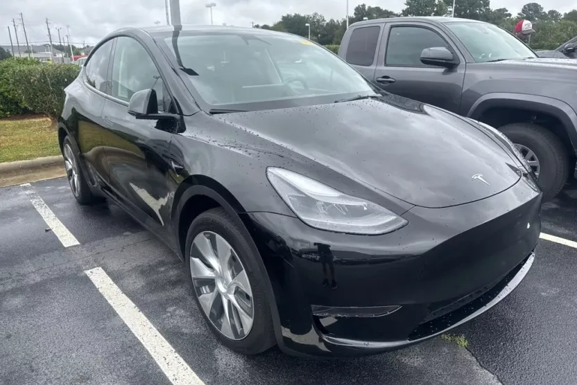 2024 Tesla Model Y Standard Range photo 1