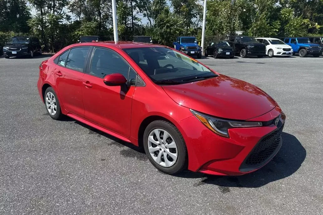 2021 Toyota Corolla LE photo 1
