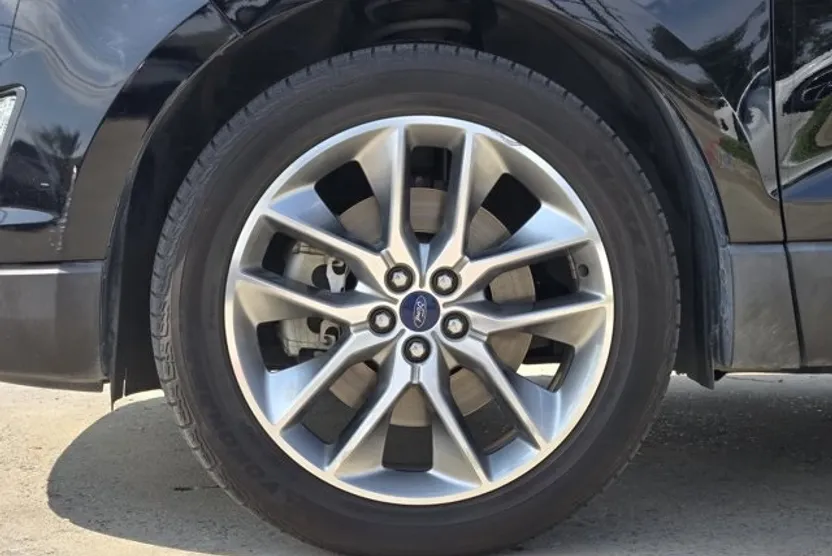 2018 Ford Edge Titanium photo 1