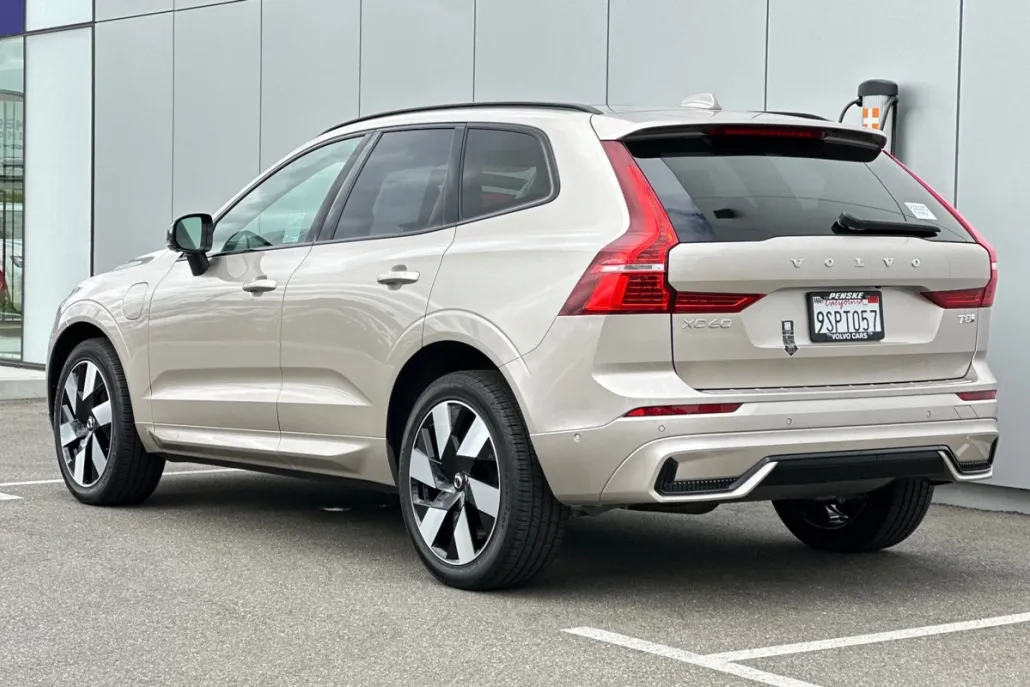 2025 Volvo XC60 Hybrid T8 Plus photo 1