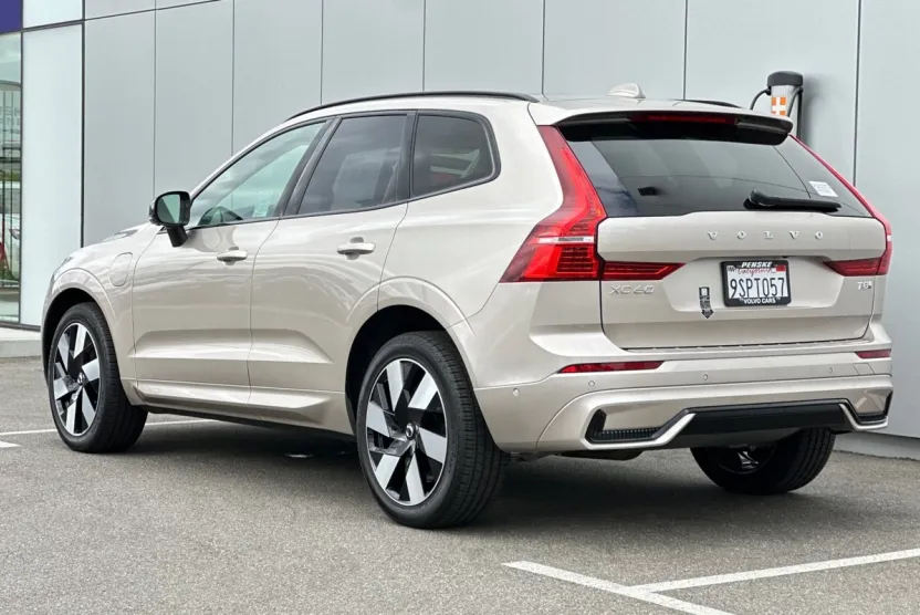 2025 Volvo XC60 Hybrid T8 Plus photo 1