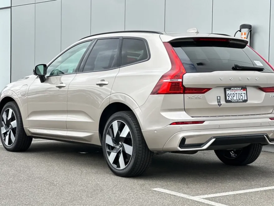 2025 Volvo XC60 Hybrid T8 Plus photo 1