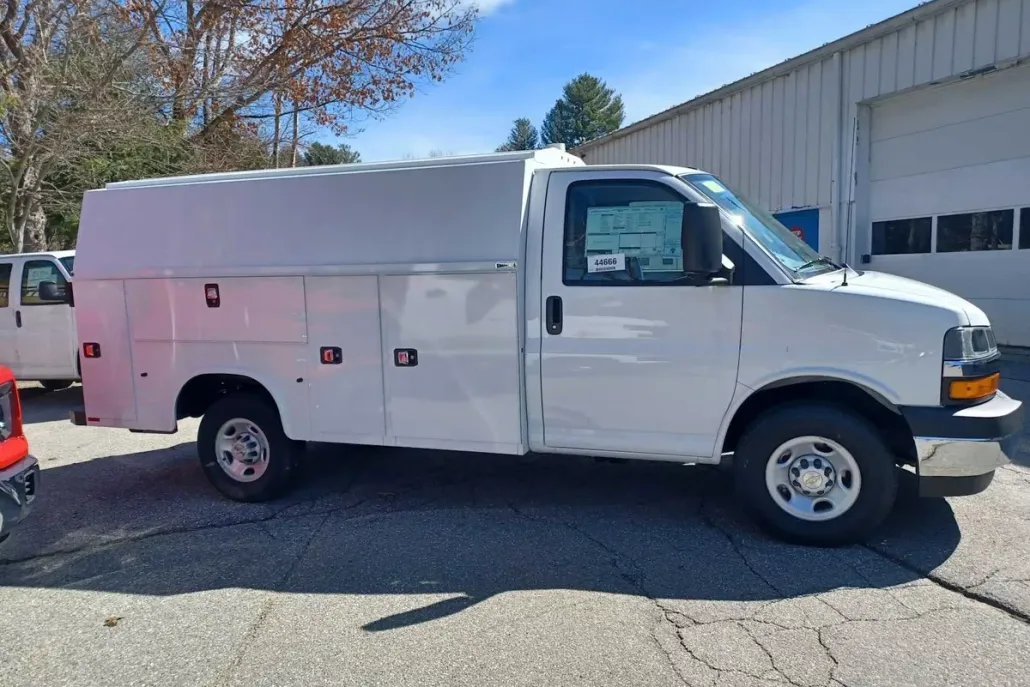 2024 Chevrolet Express Cutaway 3500 photo 1