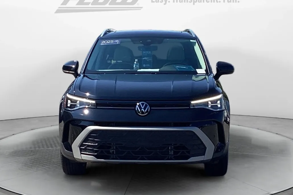 2025 Volkswagen Taos SE photo 1