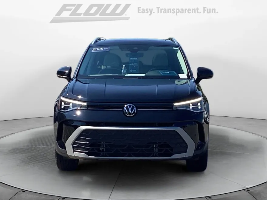 2025 Volkswagen Taos SE photo 1