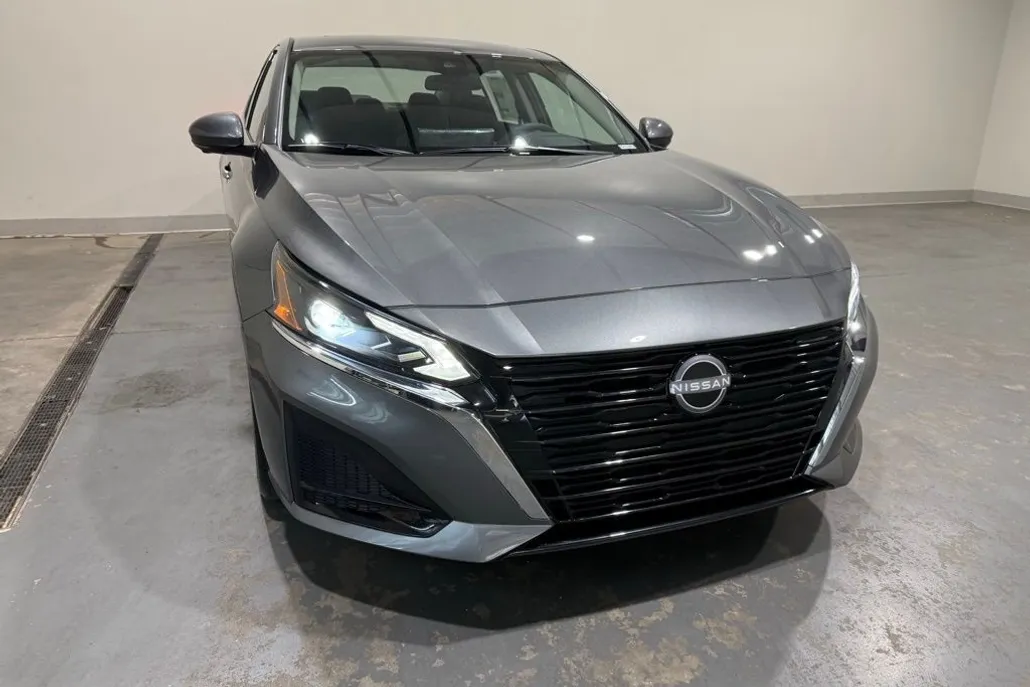 2025 Nissan Altima SL photo 1
