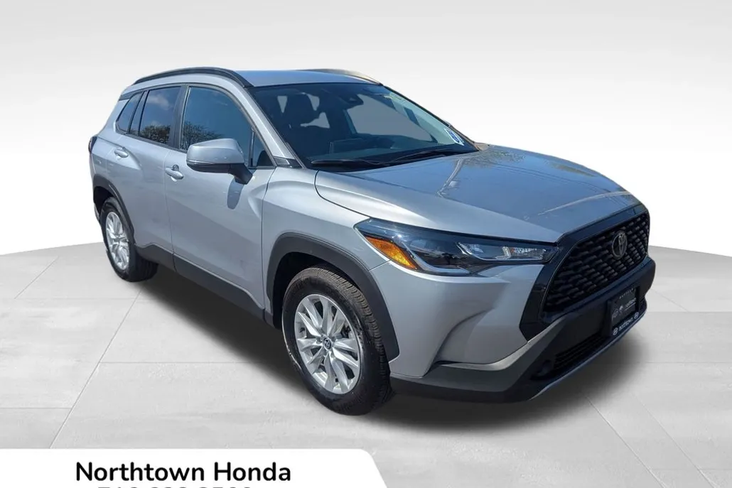 2022 Toyota Corolla Cross LE photo 1