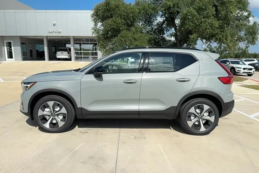 2026 Volvo XC40 Plus photo 1