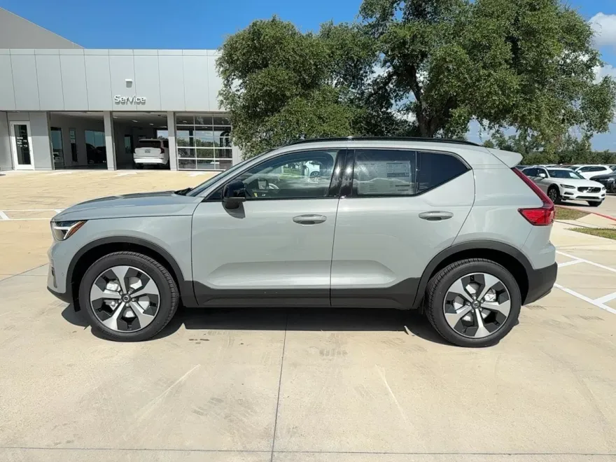 2026 Volvo XC40 Plus photo 1