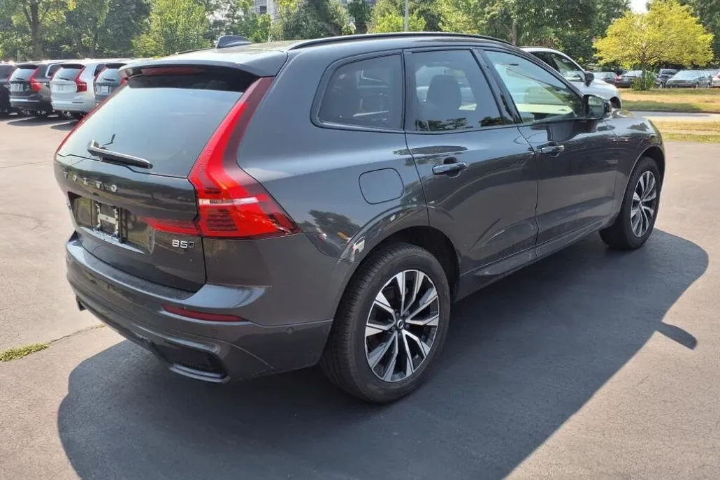 2023 Volvo XC60 B5 Plus photo 1