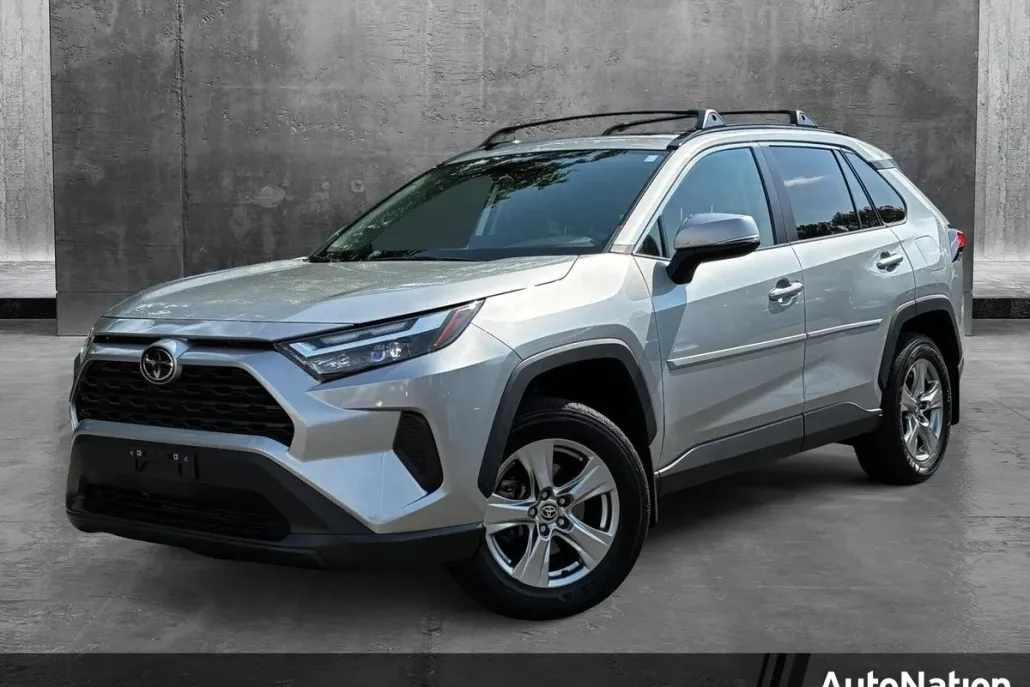 2022 Toyota RAV4 XLE photo 1