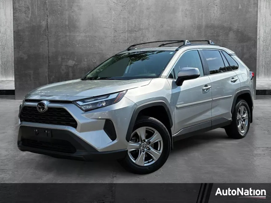 2022 Toyota RAV4 XLE photo 1