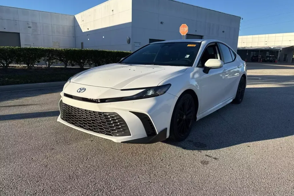 2025 Toyota Camry SE photo 1