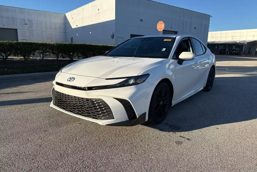 2025 Toyota Camry SE photo 1